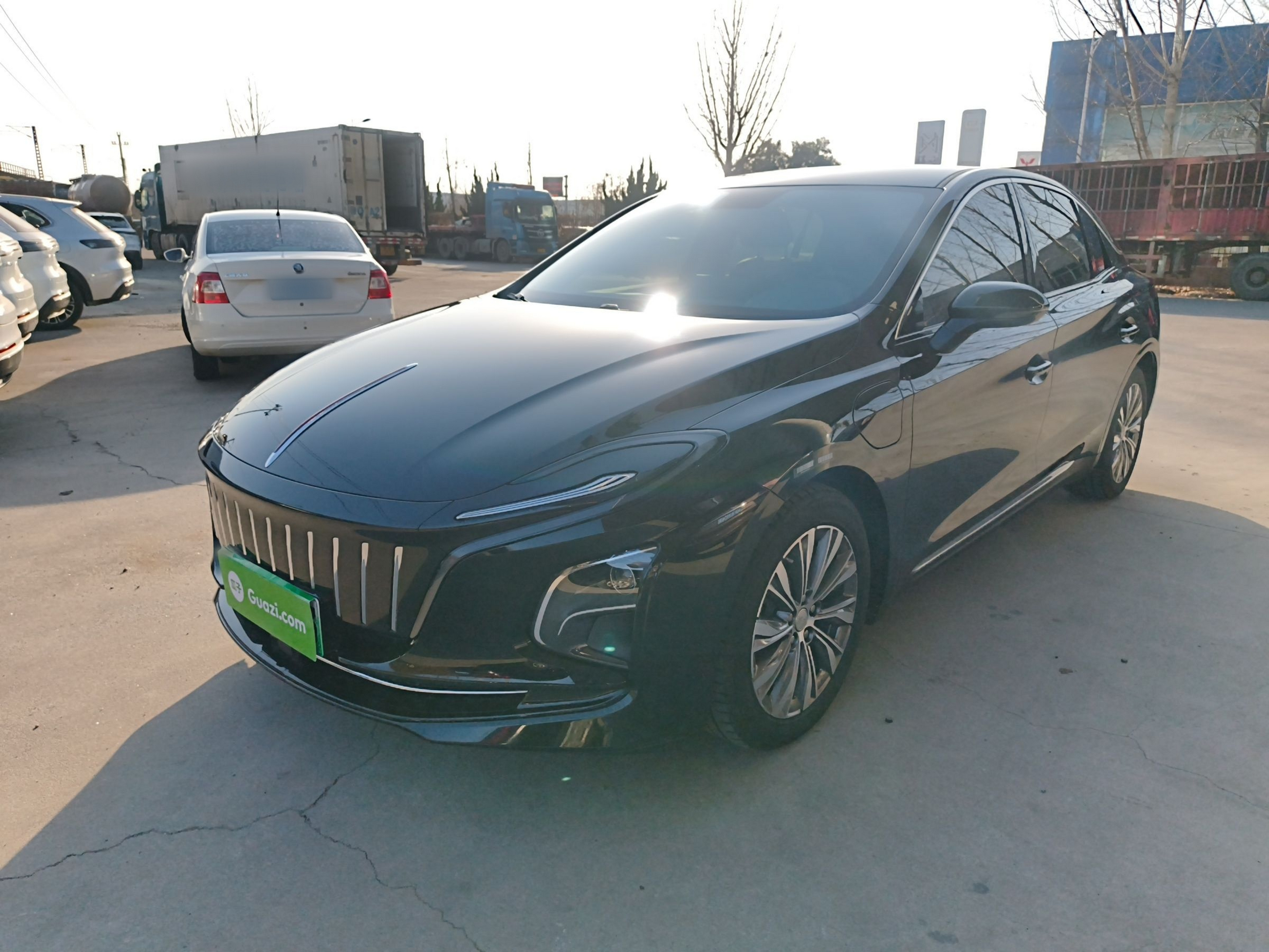 تحت مقدمة السيارة