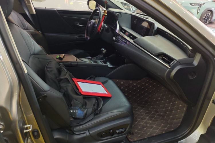 Used Lexus ES 2020 300h Premier Edition
