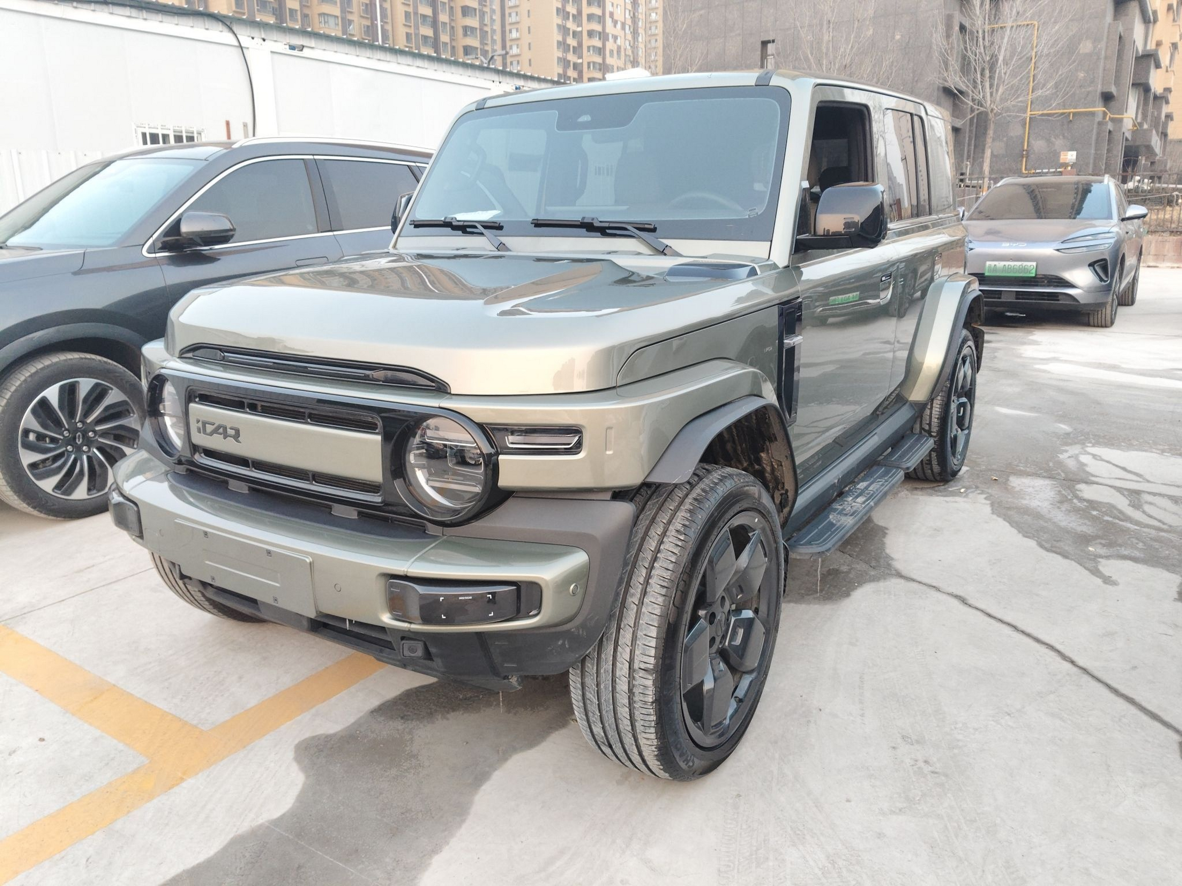 Под передней частью автомобиля