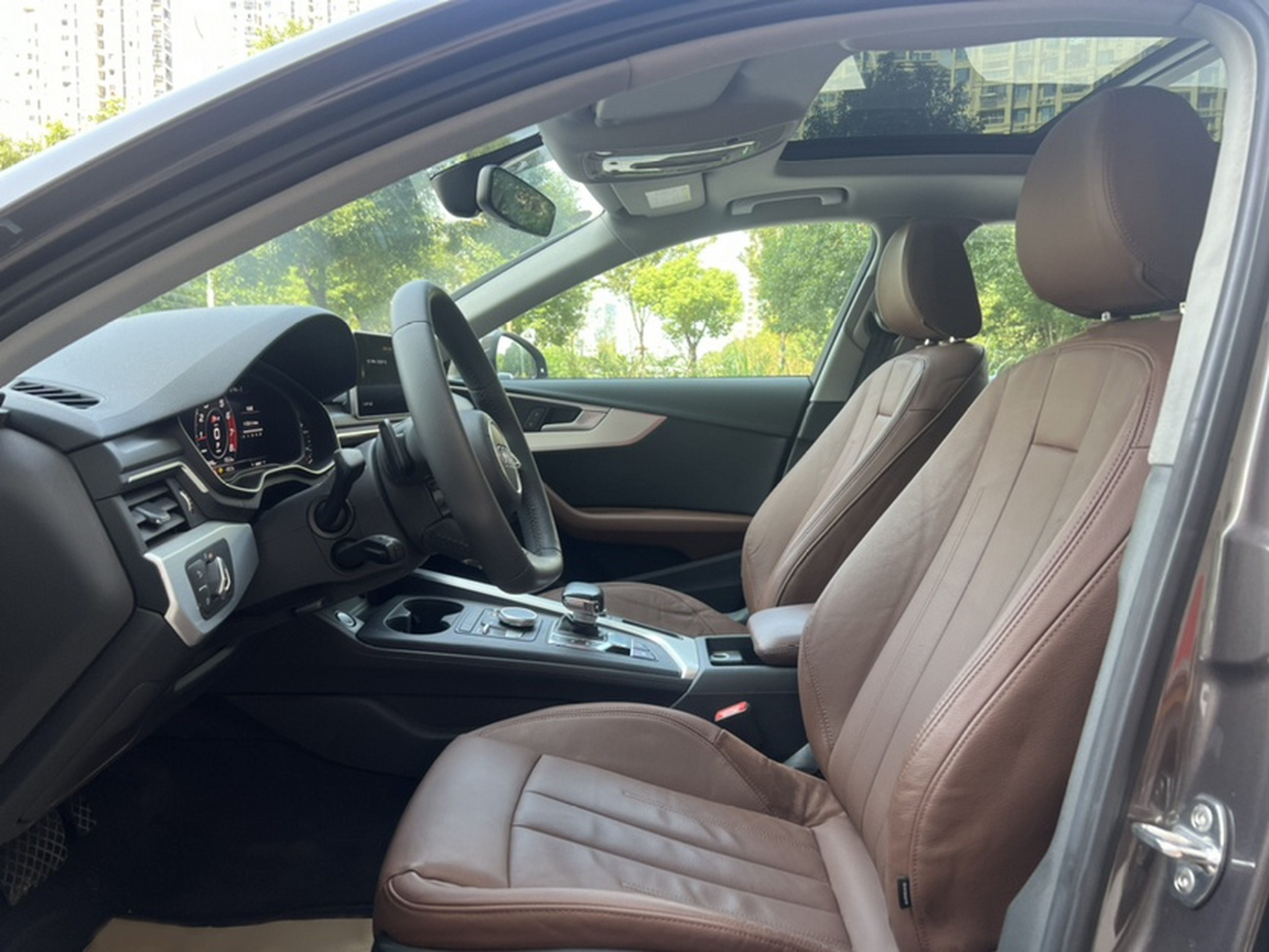 Переднее сиденье в автомобиле