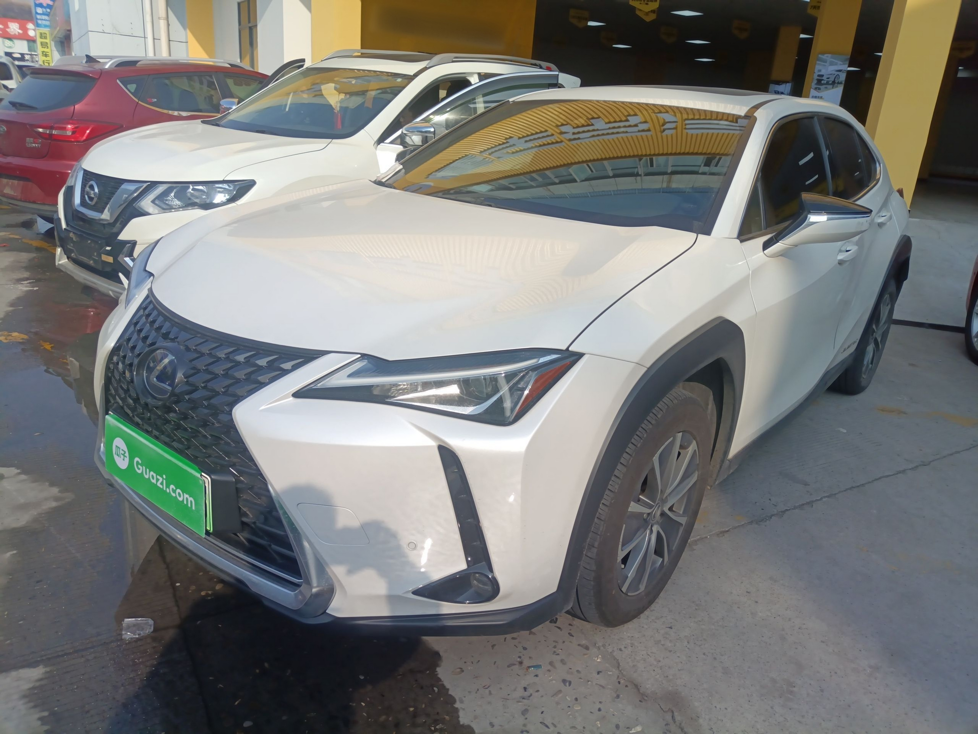 Под передней частью автомобиля