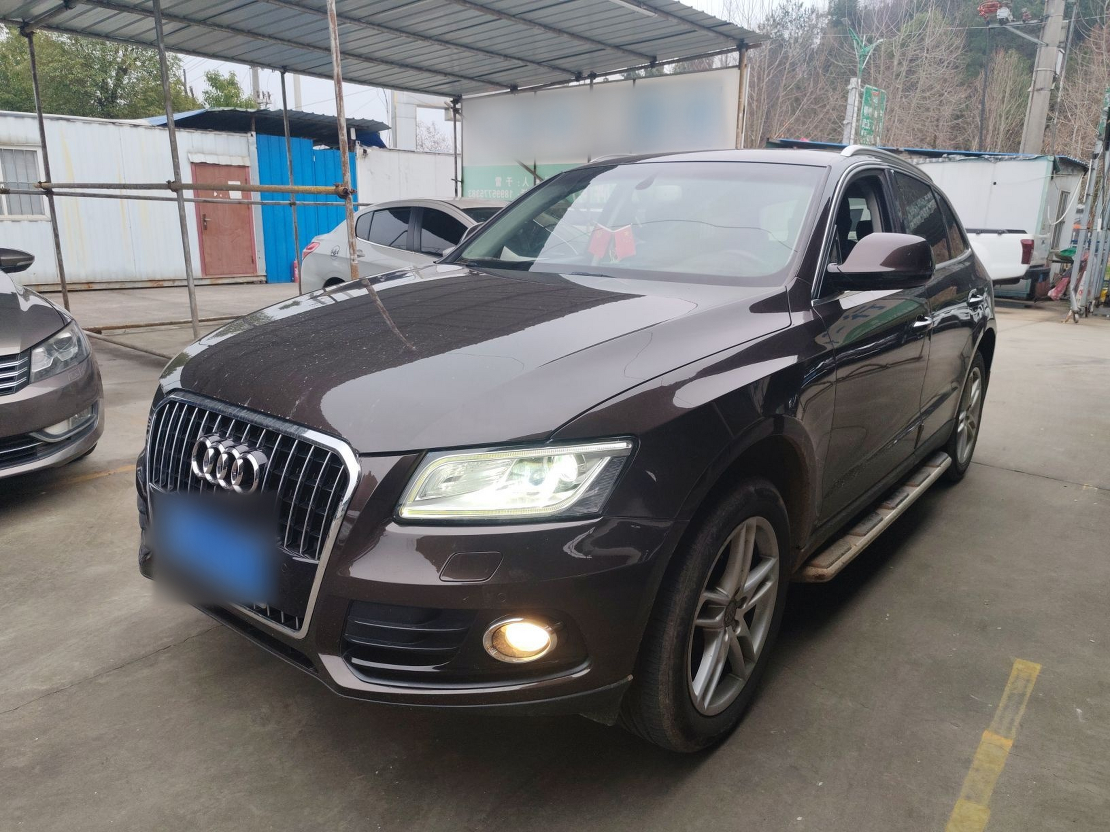 تحت مقدمة السيارة