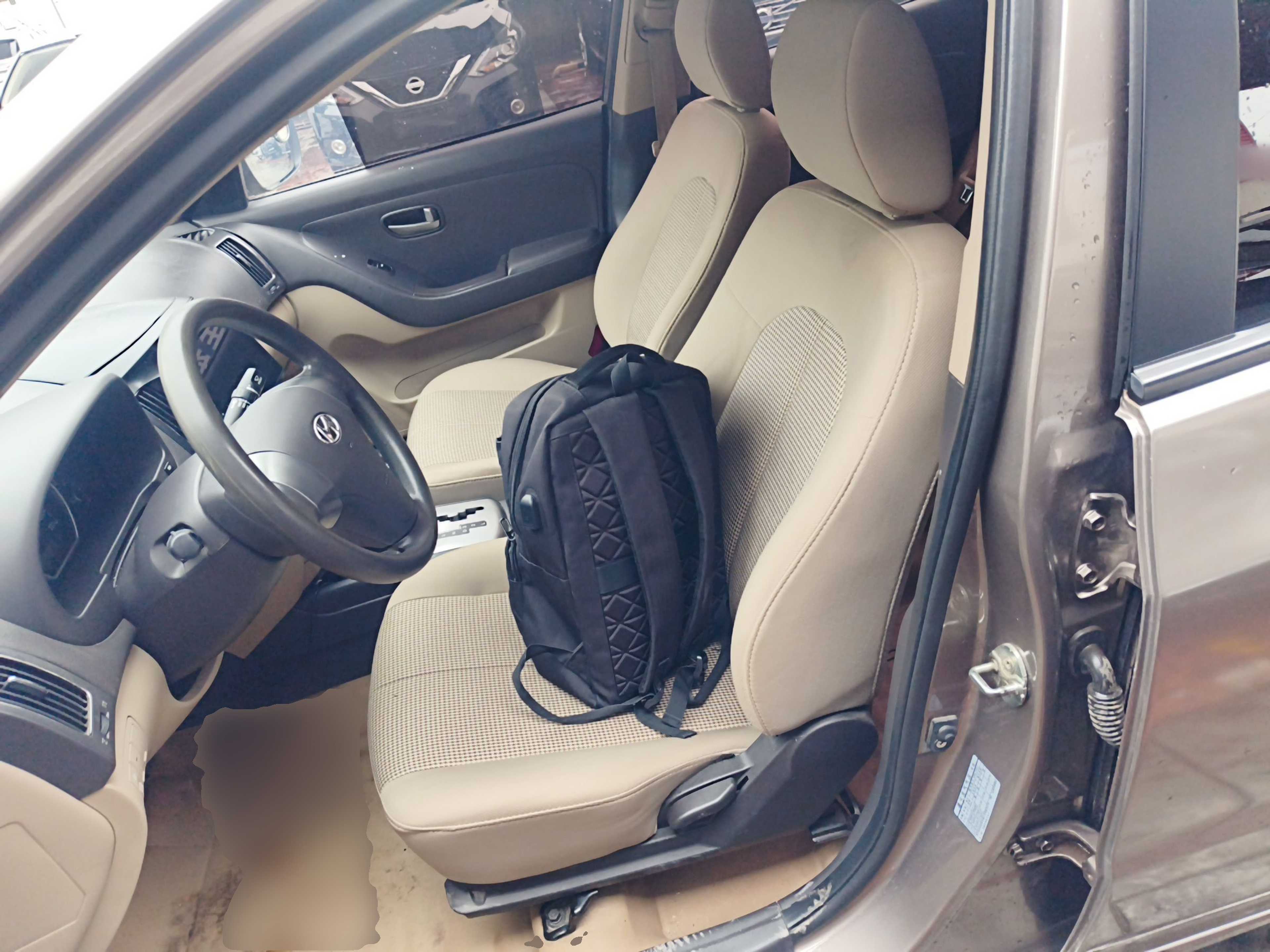 المقاعد الأمامية داخل السيارة