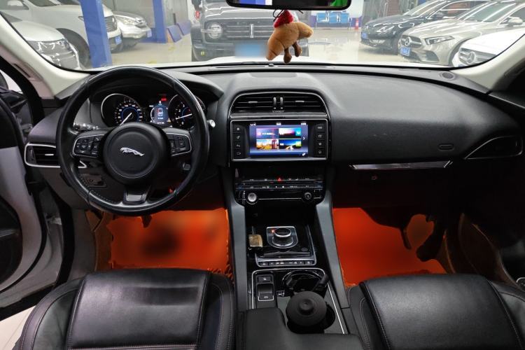 Used Jaguar F-PACE 2016 2.0T Two-Wheel Drive Urban Luxury Edition
