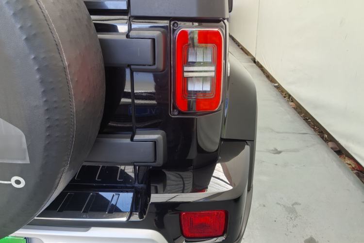 Used  BJ40 2023 2.0T Automatic Four-Wheel Drive Urban Hunter Edition Chivalrous Type
