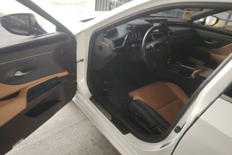 Used Lexus ES 2018 300h Premium Edition China V Standard
