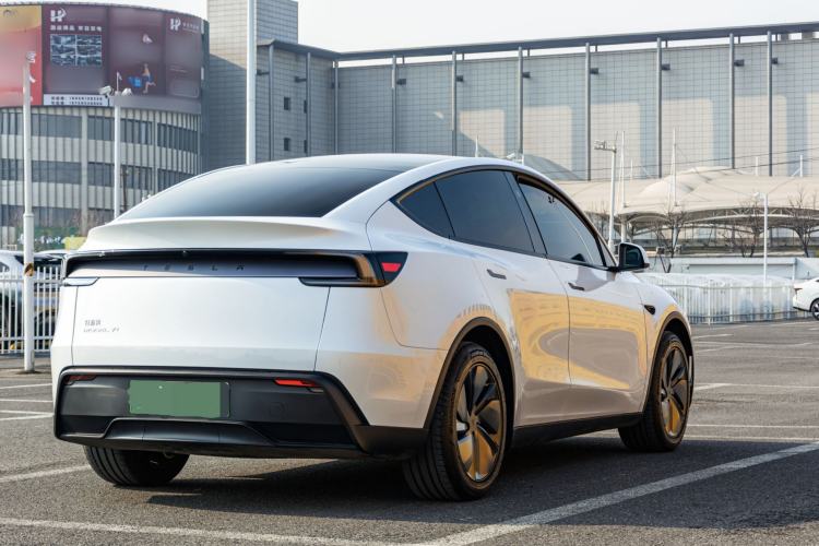 Used Tesla Model Y 2025 Long-Range All-Wheel-Drive Version
