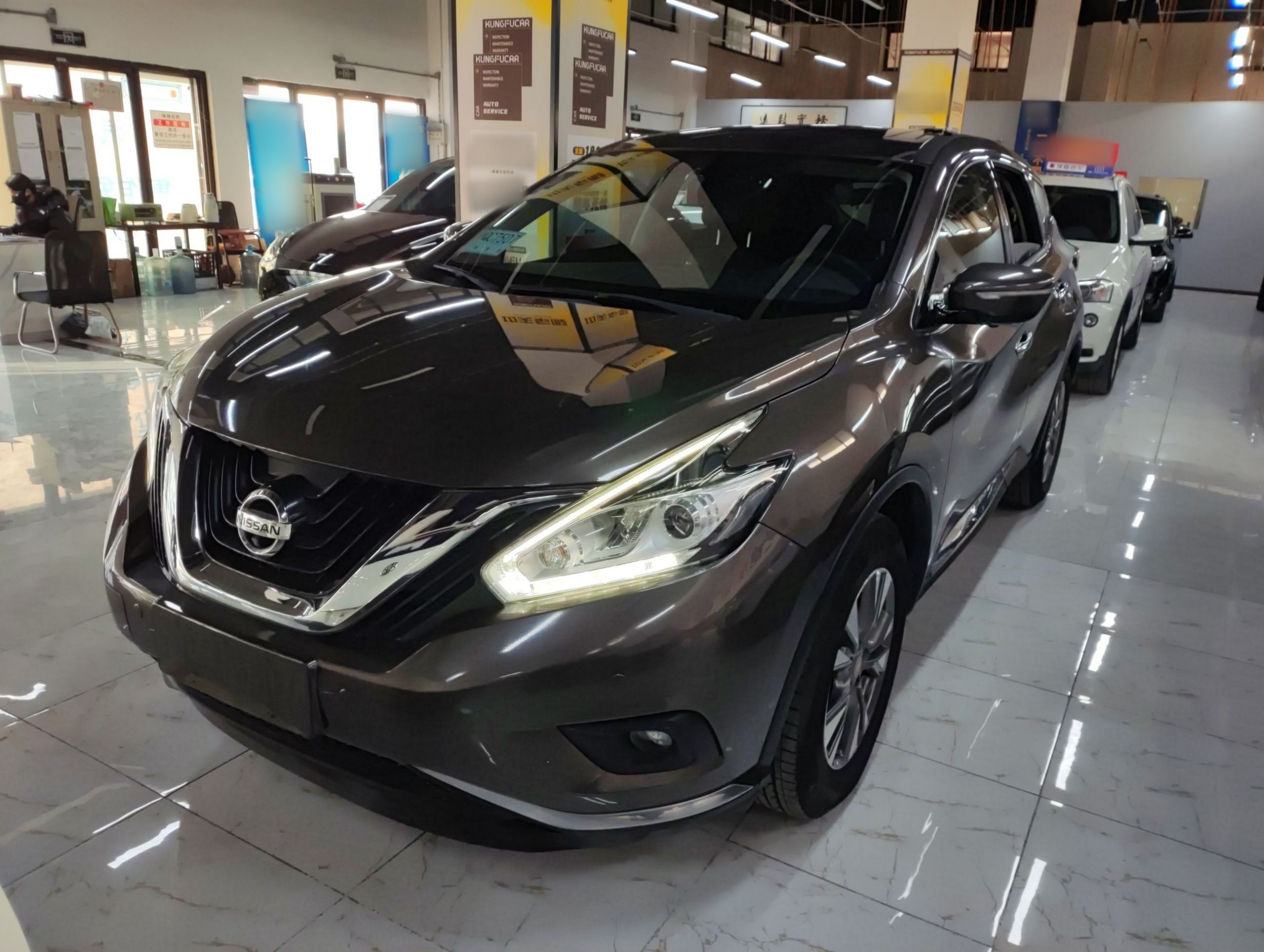 Под передней частью автомобиля