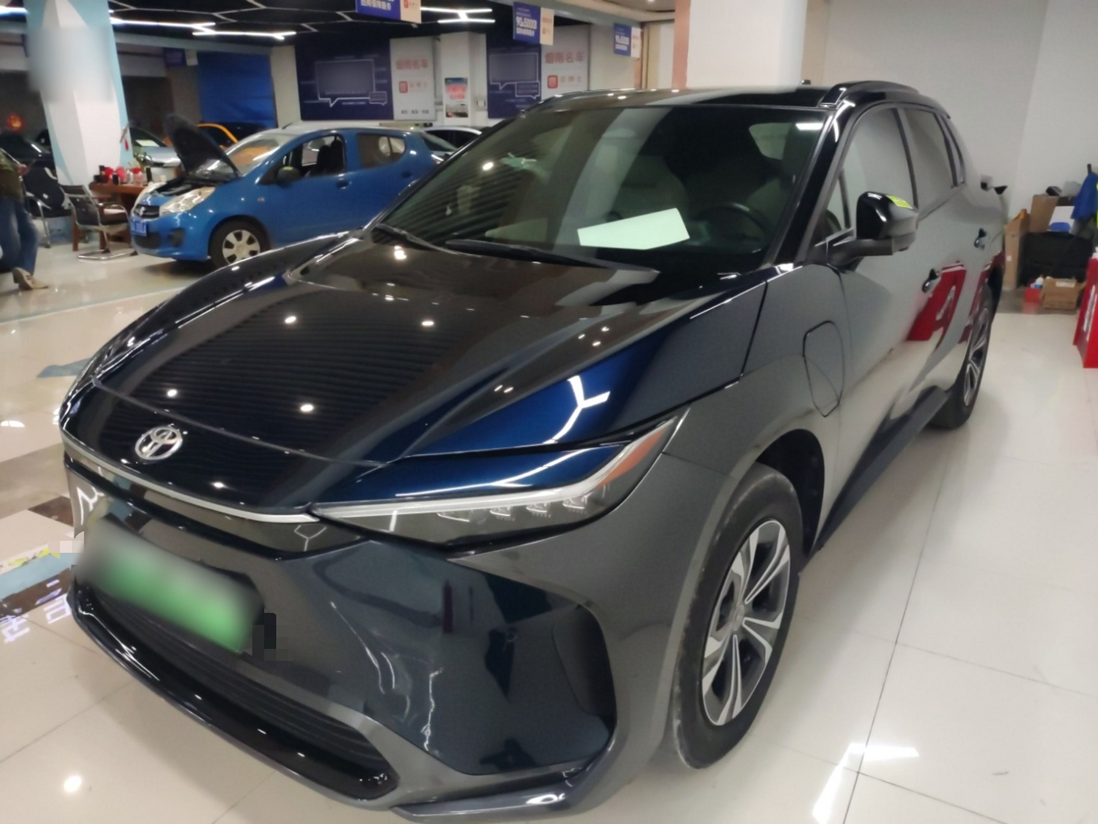 تحت مقدمة السيارة