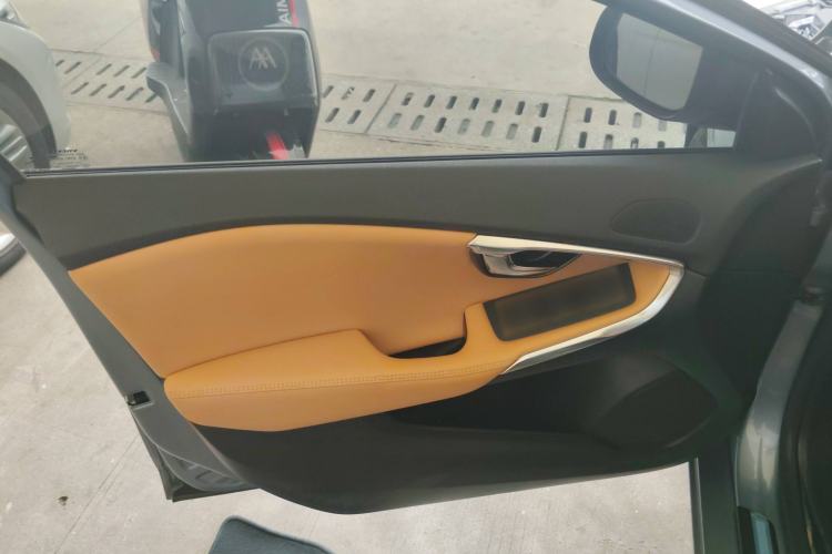 Used Volvo V40 2017 T3 Zhiyi Edition
