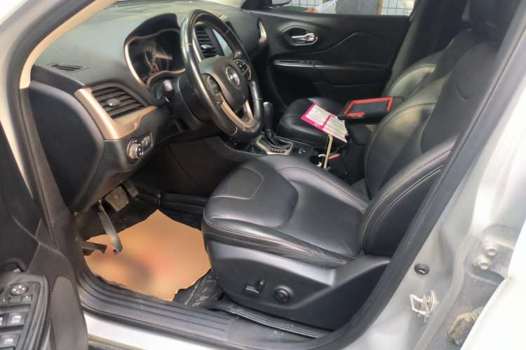 Used  Cherokee 2016 2.0L Superior Edition
