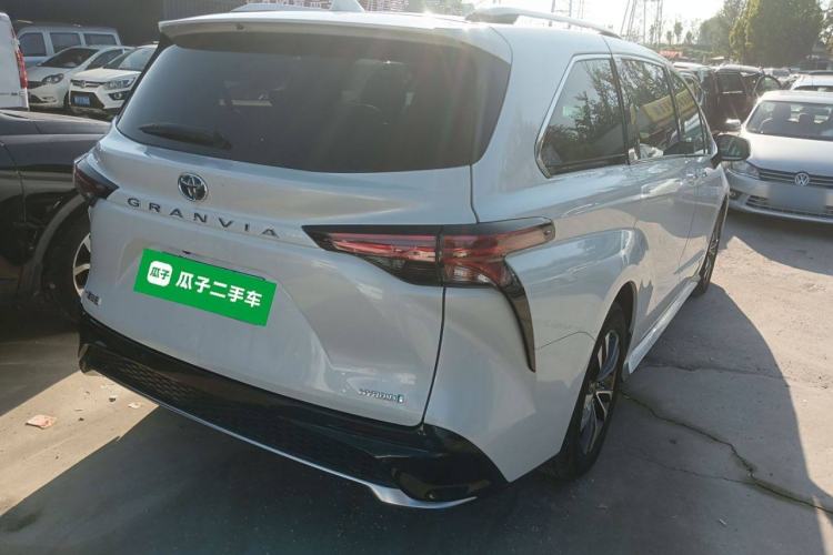 Used Toyota Granvia 2023 2.5L Hybrid Luxury Edition
