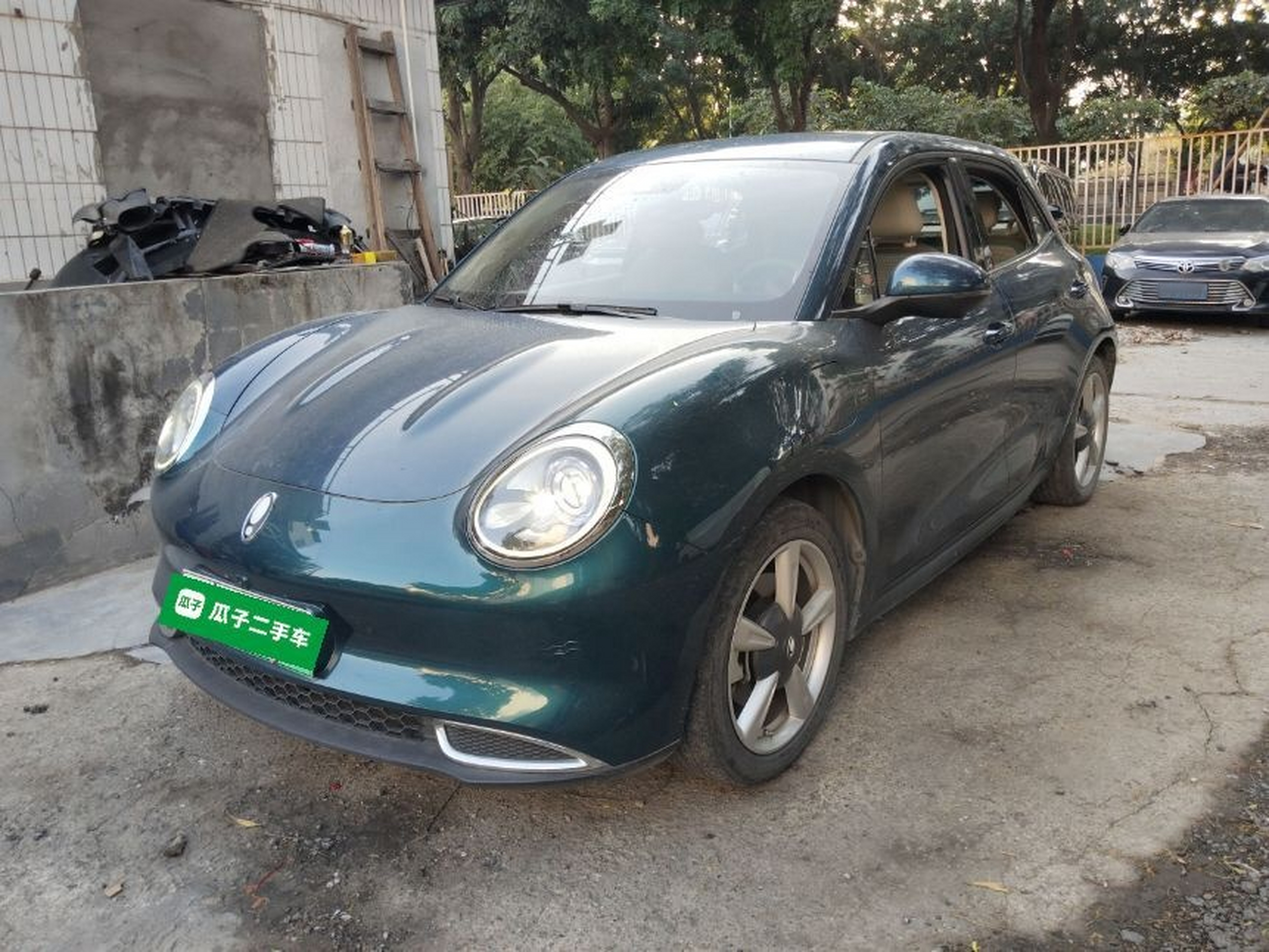 تحت مقدمة السيارة