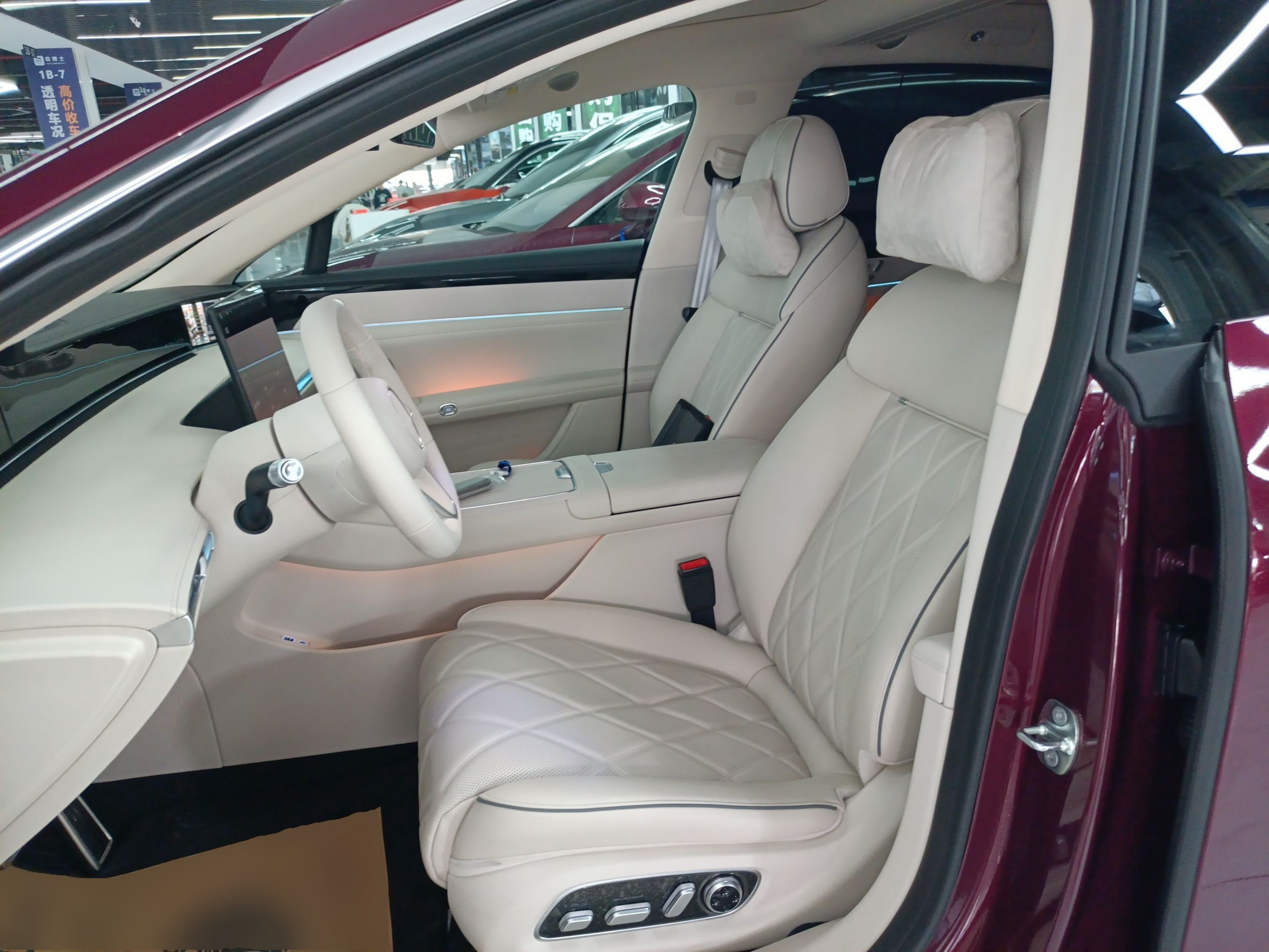 المقاعد الأمامية داخل السيارة