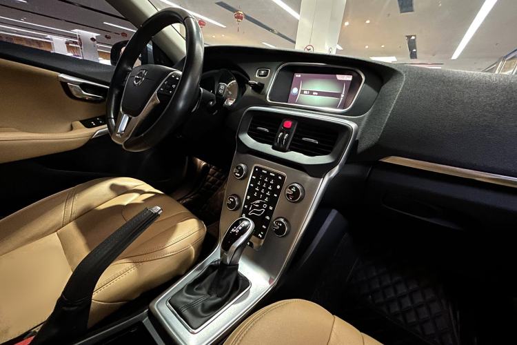 Used Volvo V40 2018 T3 Zhiya Edition
