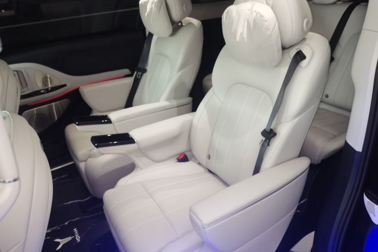 Used VOYAH Dream 2025 PHEV Four-Wheel Drive Prestige Kunpeng Edition
