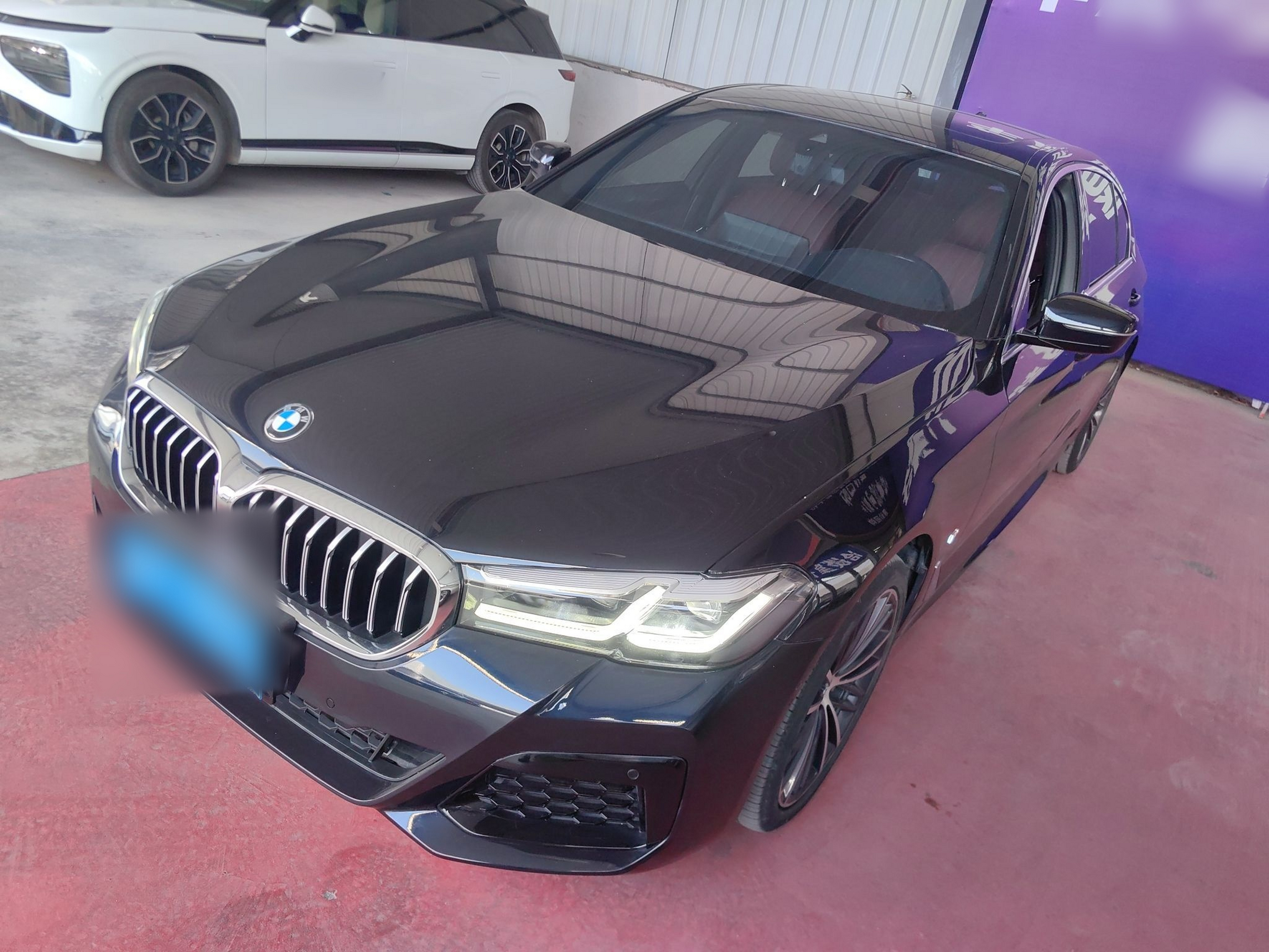 تحت مقدمة السيارة