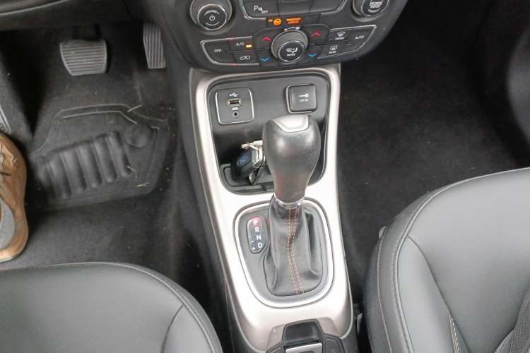 Used  Compass 2019 200T Automatic Family Edition - Connected Large Screen Version
