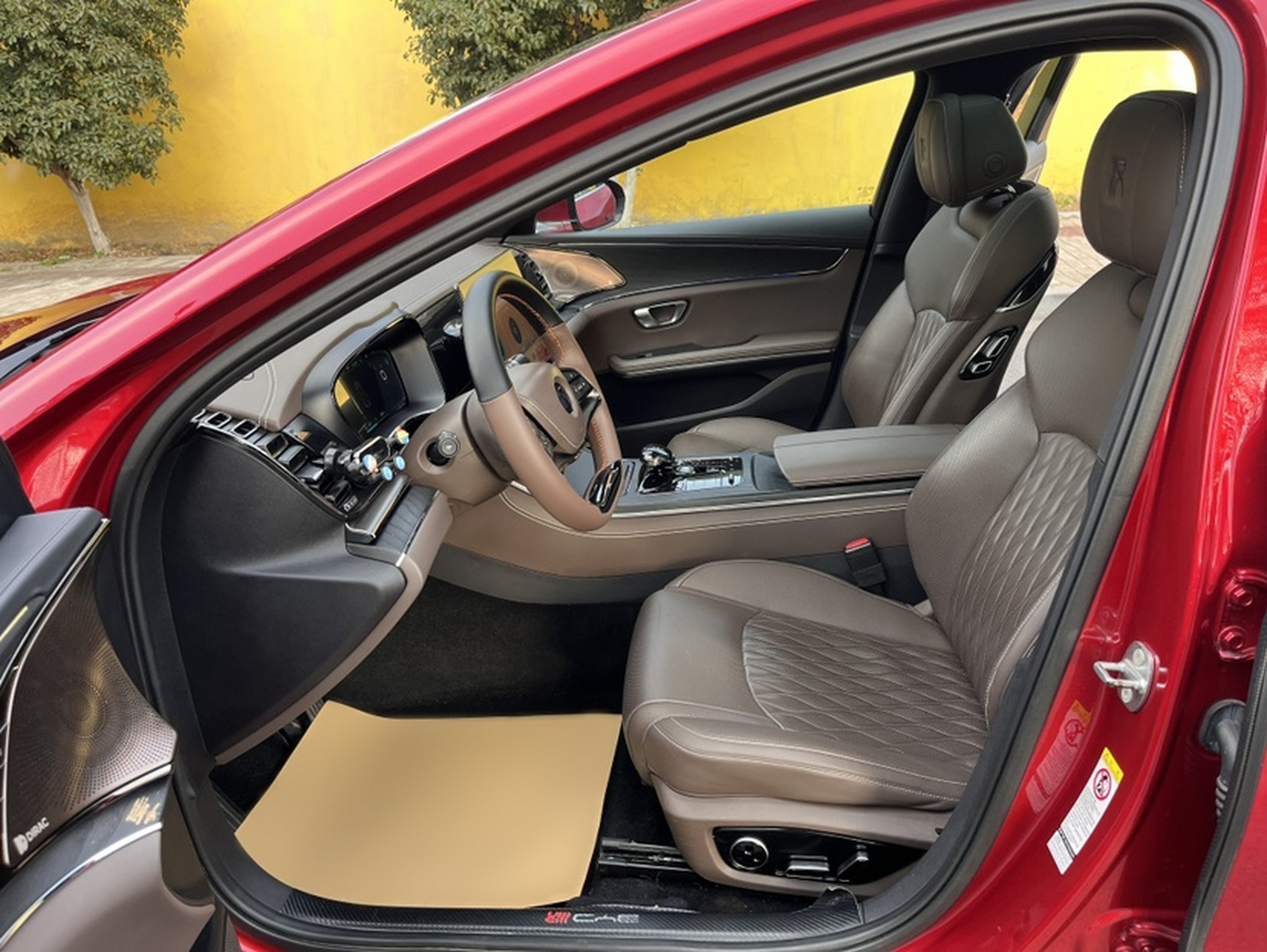 Переднее сиденье в автомобиле