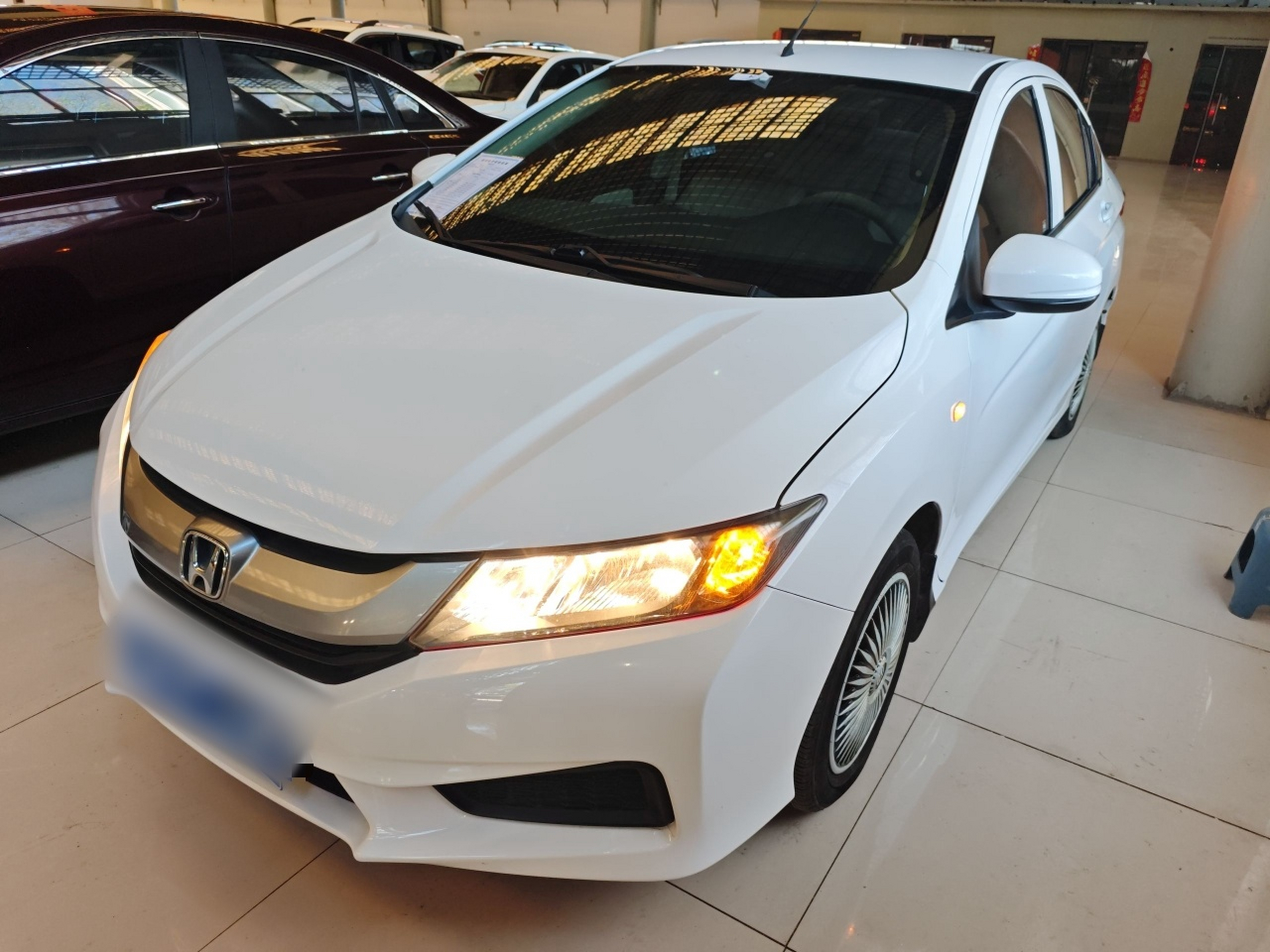 تحت مقدمة السيارة