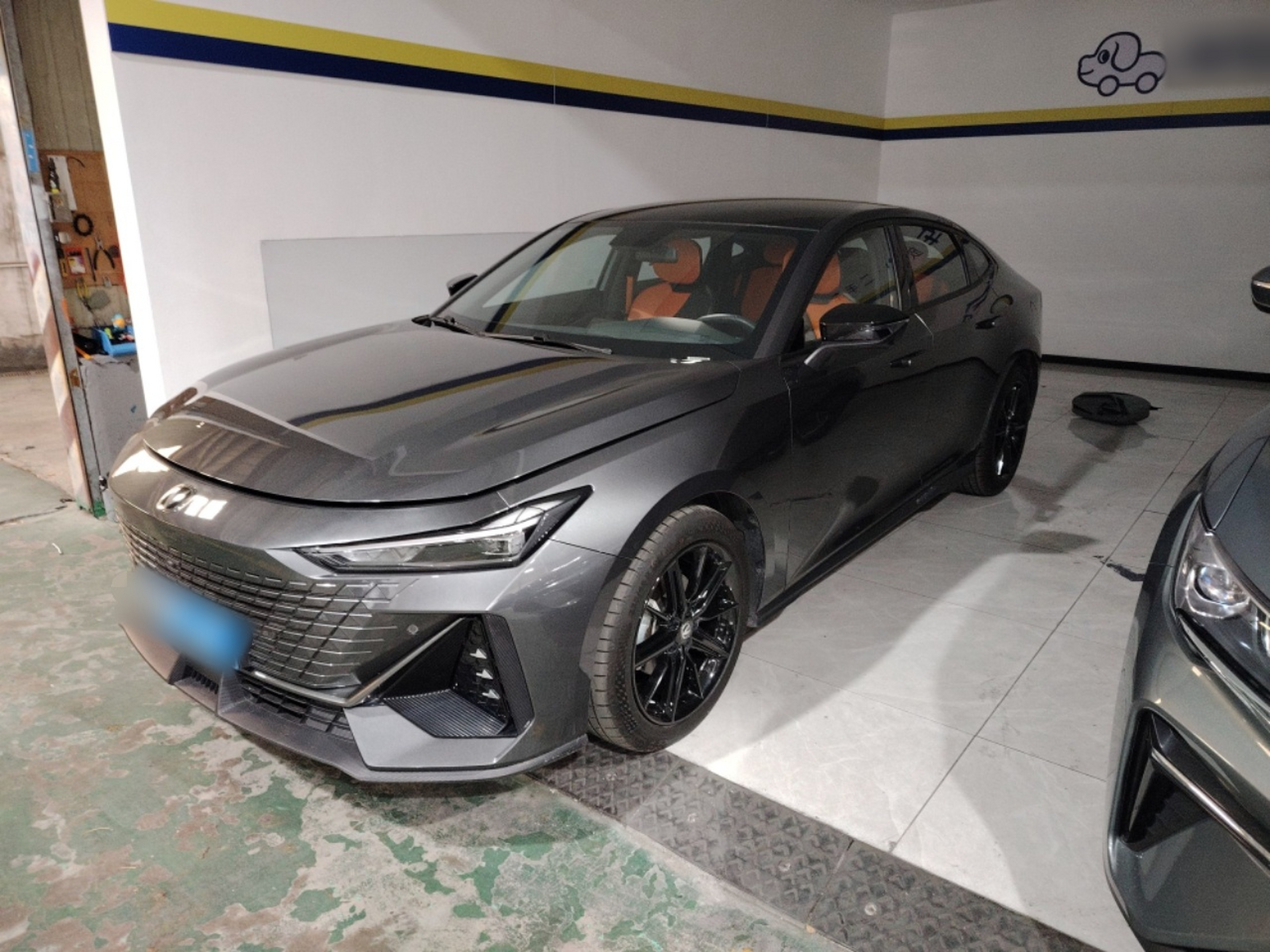 Под передней частью автомобиля