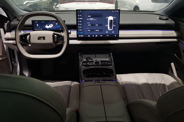 Used  Galaxy 8 2025 130km EM-i Deluxe Edition