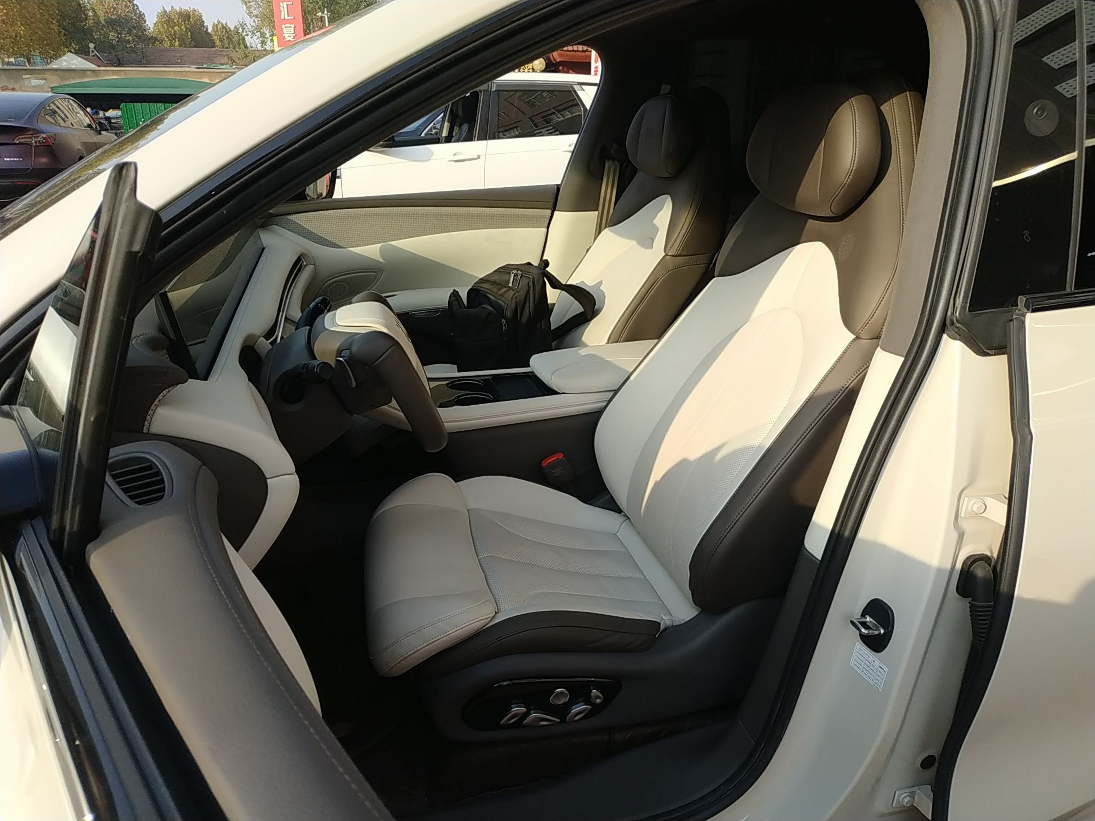 Переднее сиденье в автомобиле