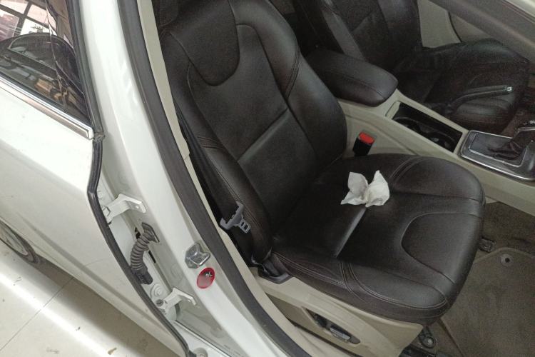 Used Volvo V40 2015 1.6T Zhiya Edition
