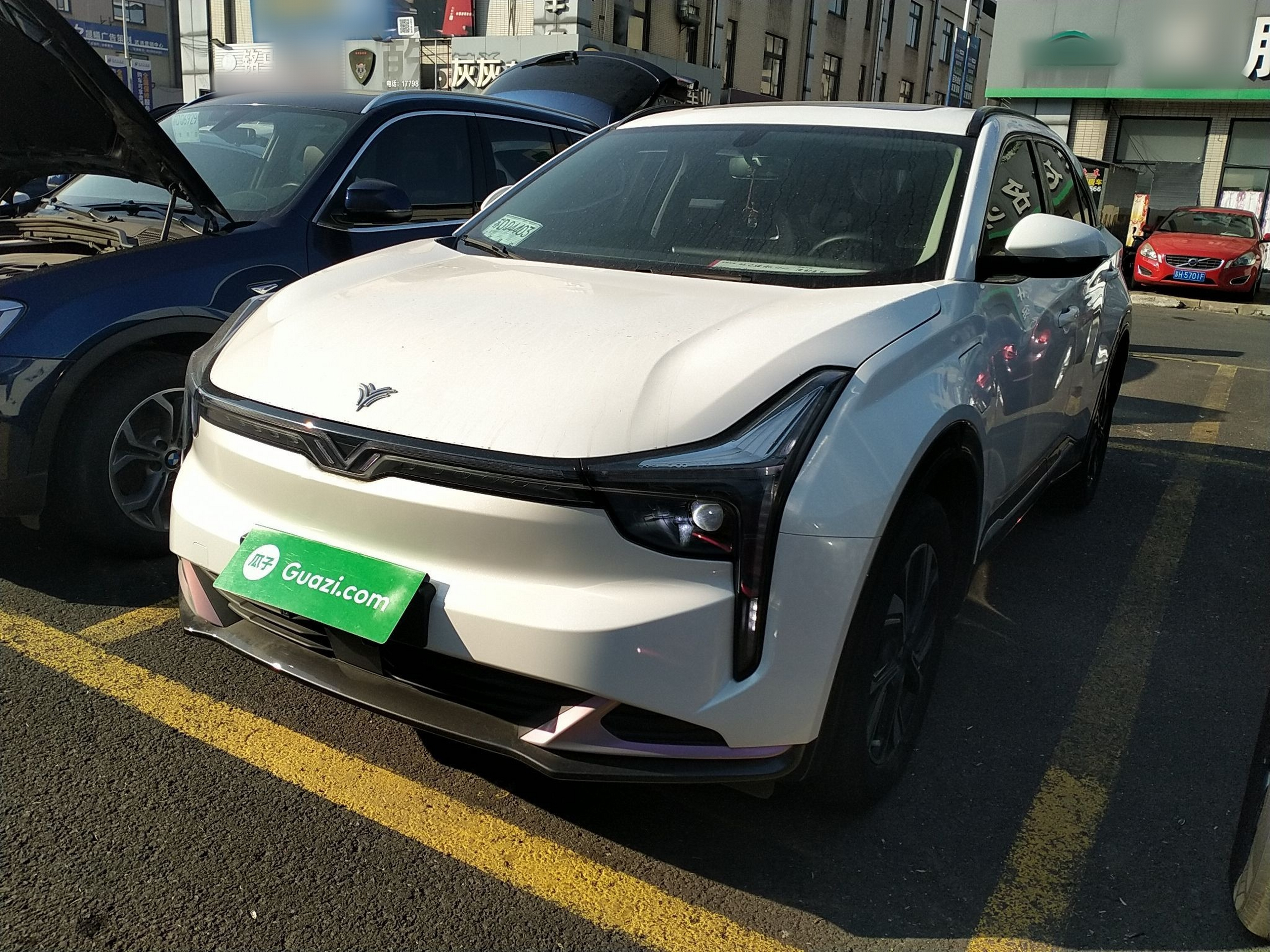 تحت مقدمة السيارة