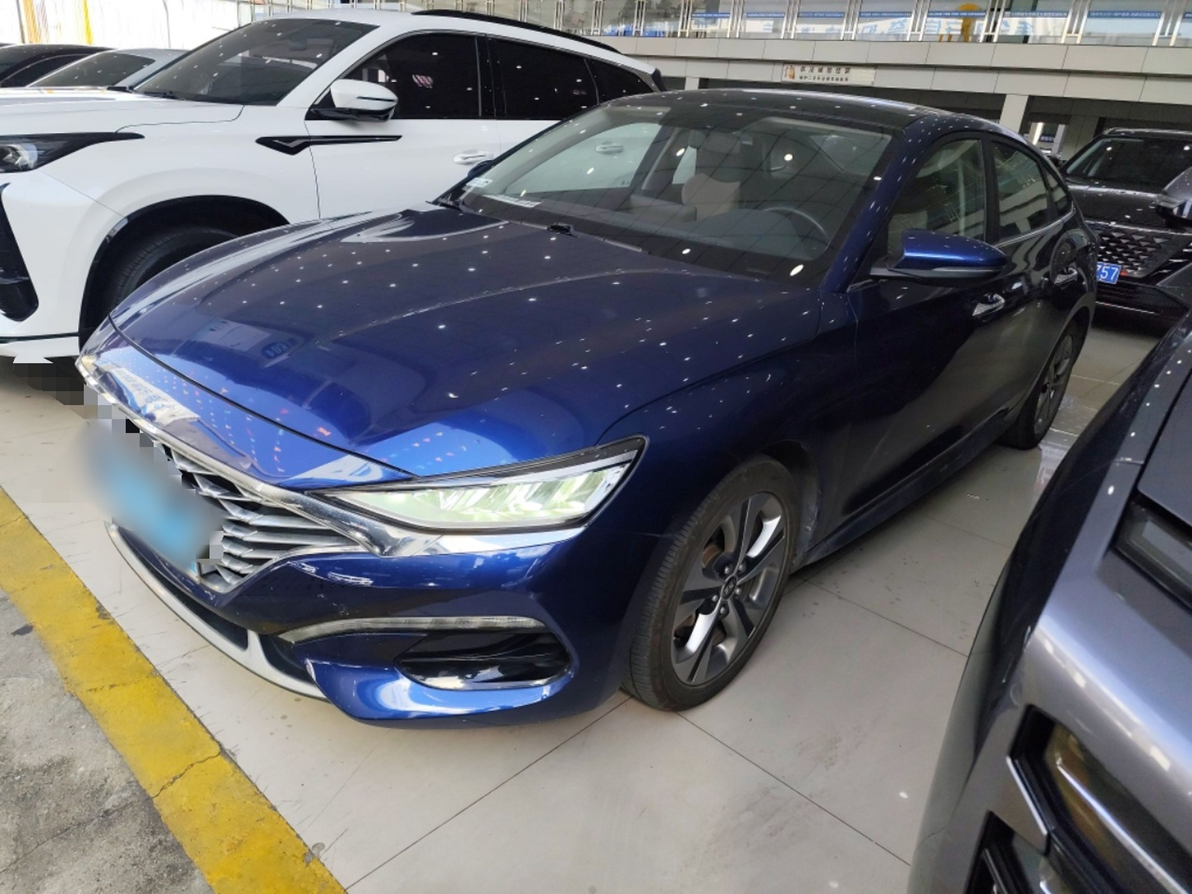 تحت مقدمة السيارة