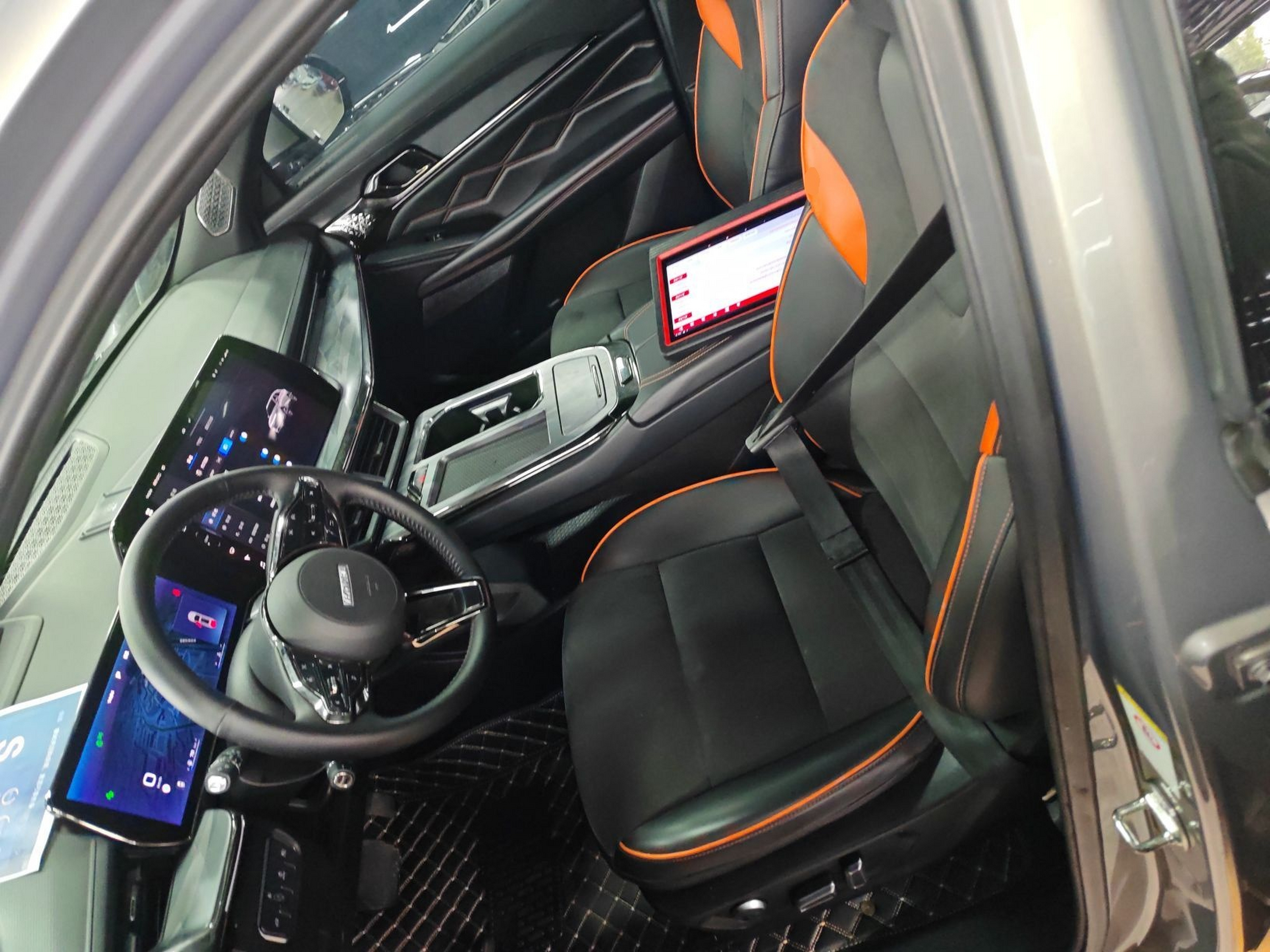 المقاعد الأمامية داخل السيارة