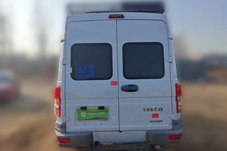 Used Iveco Daily 2020 2.5T A35 Passenger Van Single-Tire Mid-Roof Design 5-9 Seats with Sliding Side Door Meeting China V Emission Standards
