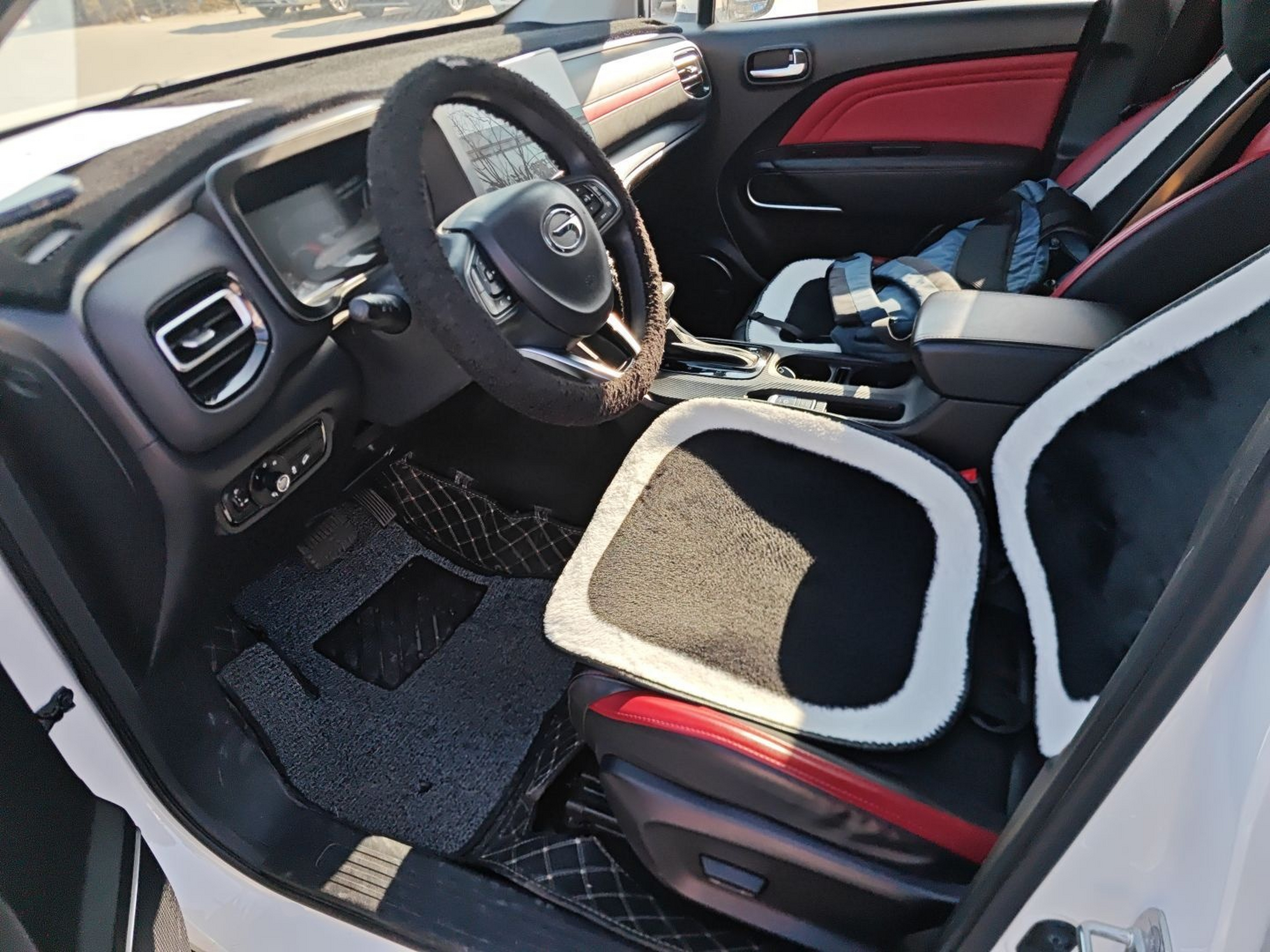 المقاعد الأمامية داخل السيارة