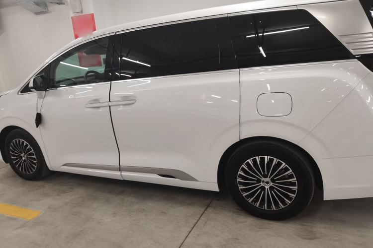 Used Denza D9 2022 DM-i 1040 Prestige Model
