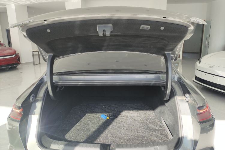 Used  E8 2024 550 km Range Rear-Drive MAX
