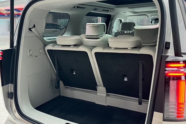 Used Volvo EM90 2025 Ultra Six-Seater
