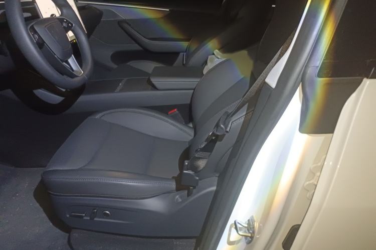 Used Tesla Model Y 2025 Long-Range All-Wheel-Drive Version
