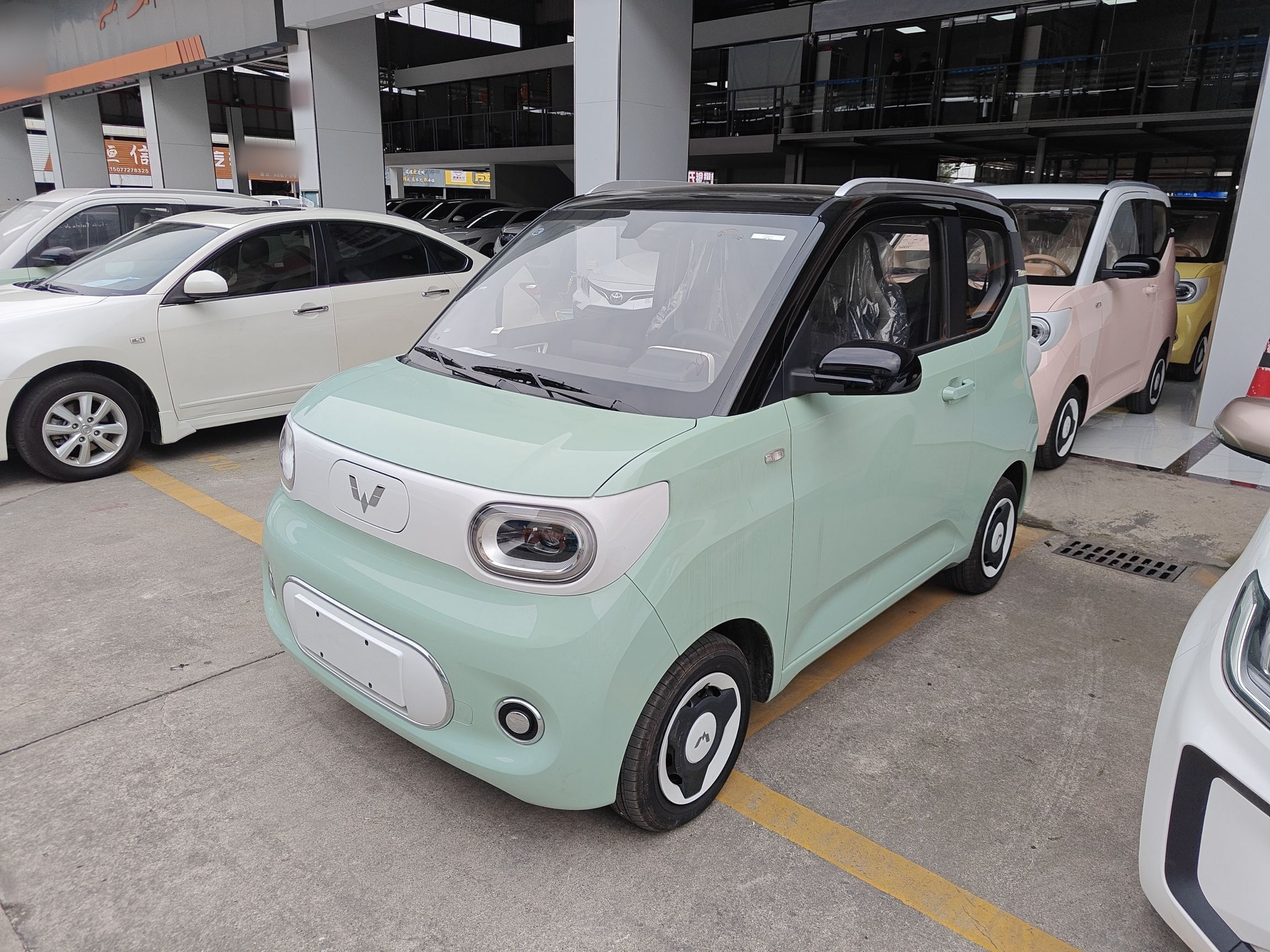 تحت مقدمة السيارة