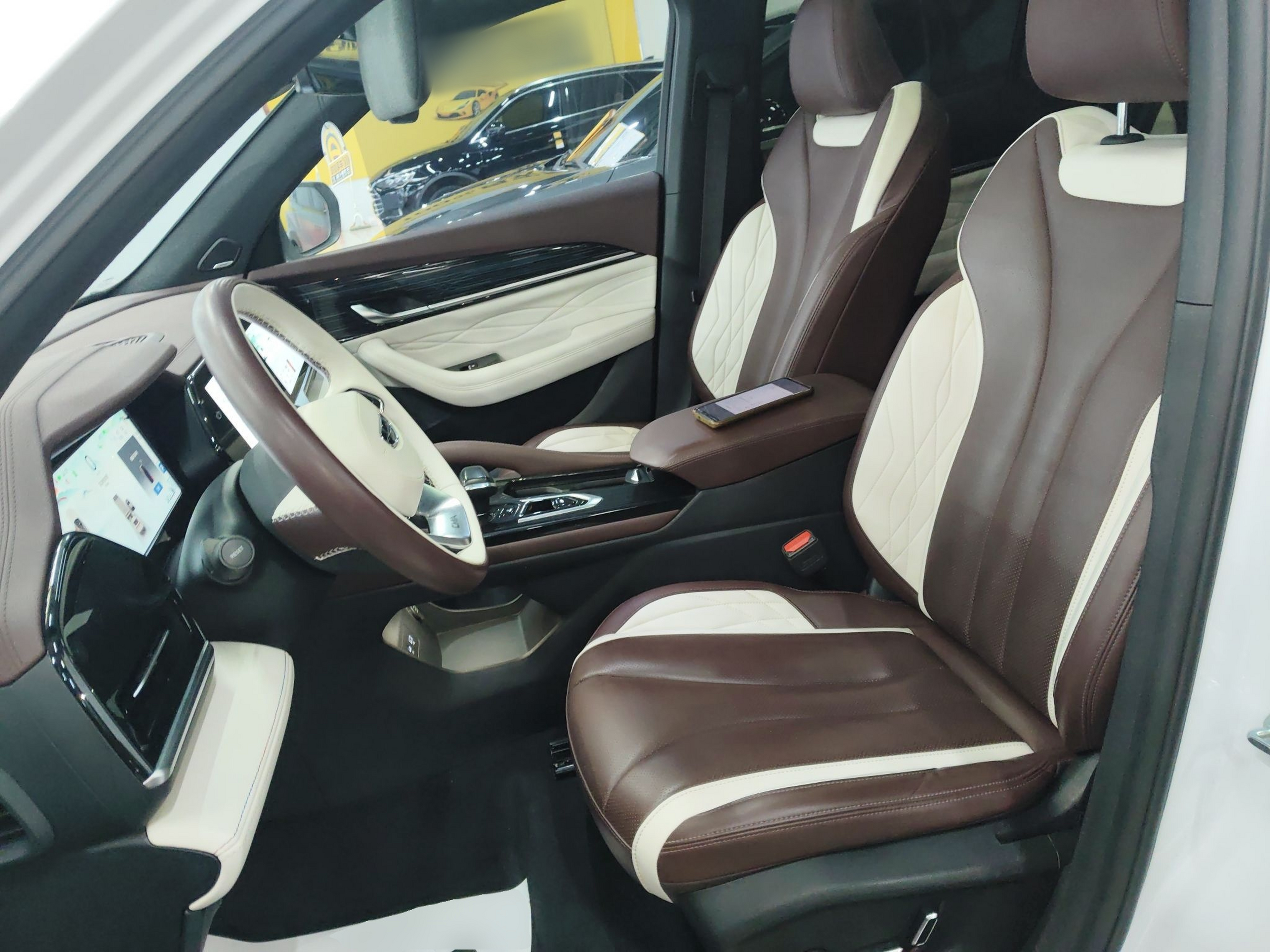 المقاعد الأمامية داخل السيارة