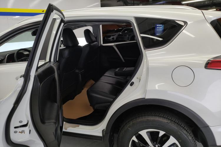 Used Toyota RAV4 2019 2.0L CVT Two-Wheel Drive Luxury Version China VI Standard