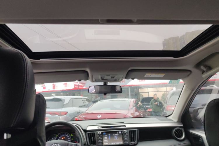 Used Toyota RAV4 2016 2.0L CVT Two-Wheel Drive Fashion Edition China V Standard
