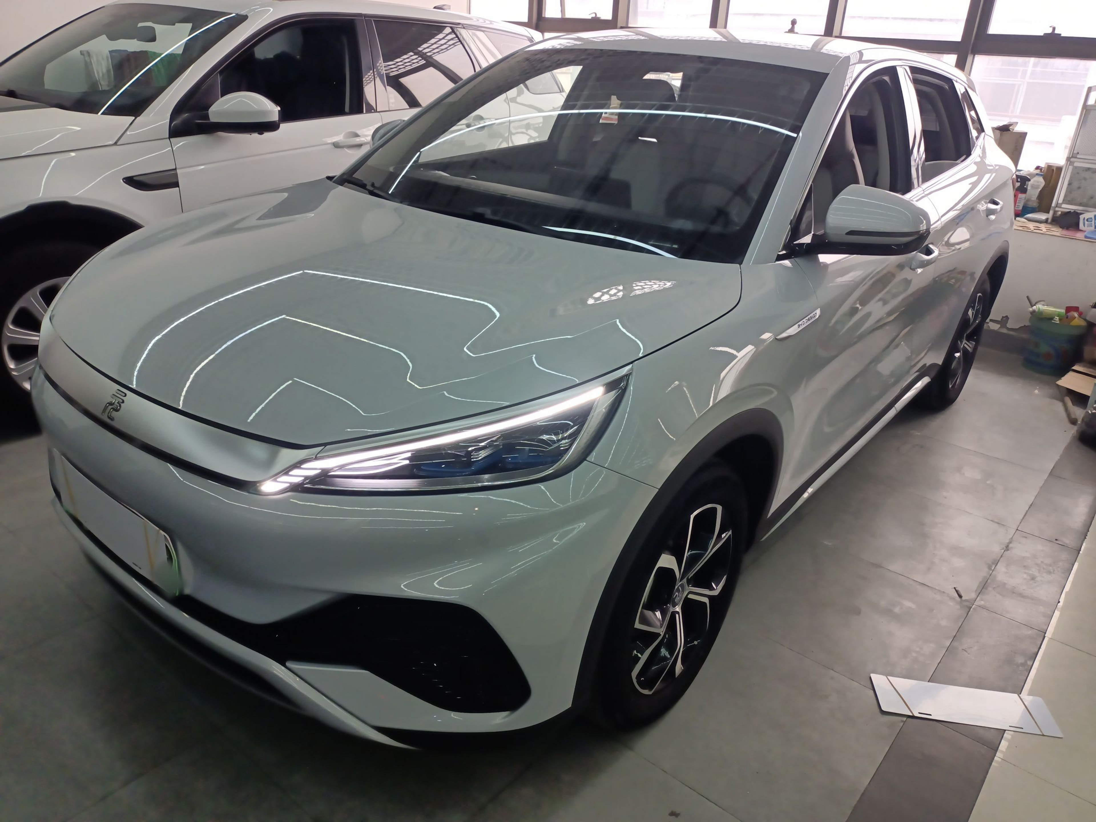 Под передней частью автомобиля