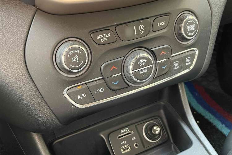 Used  Cherokee 2017 2.4L Leading Smart Edition
