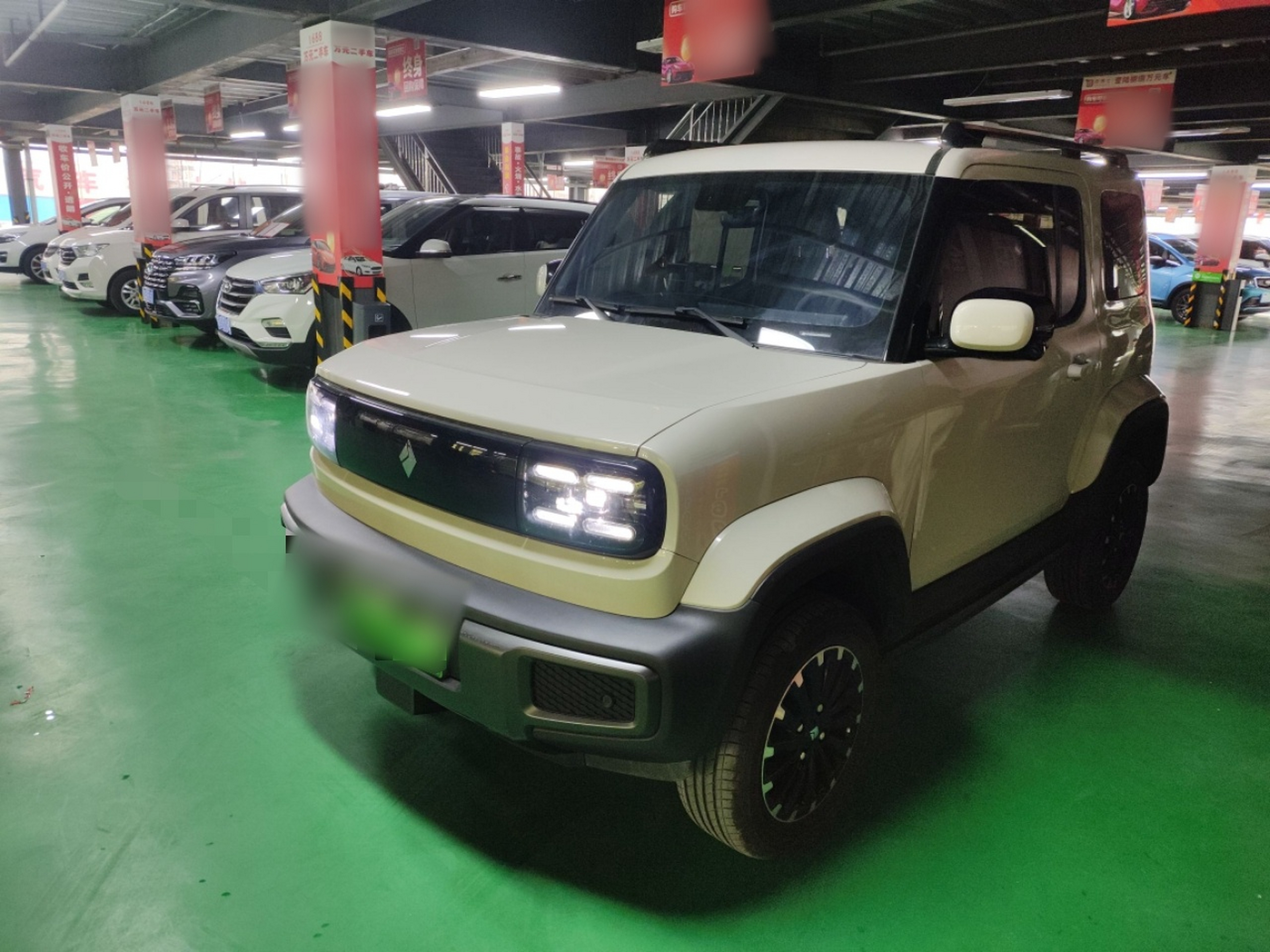 تحت مقدمة السيارة