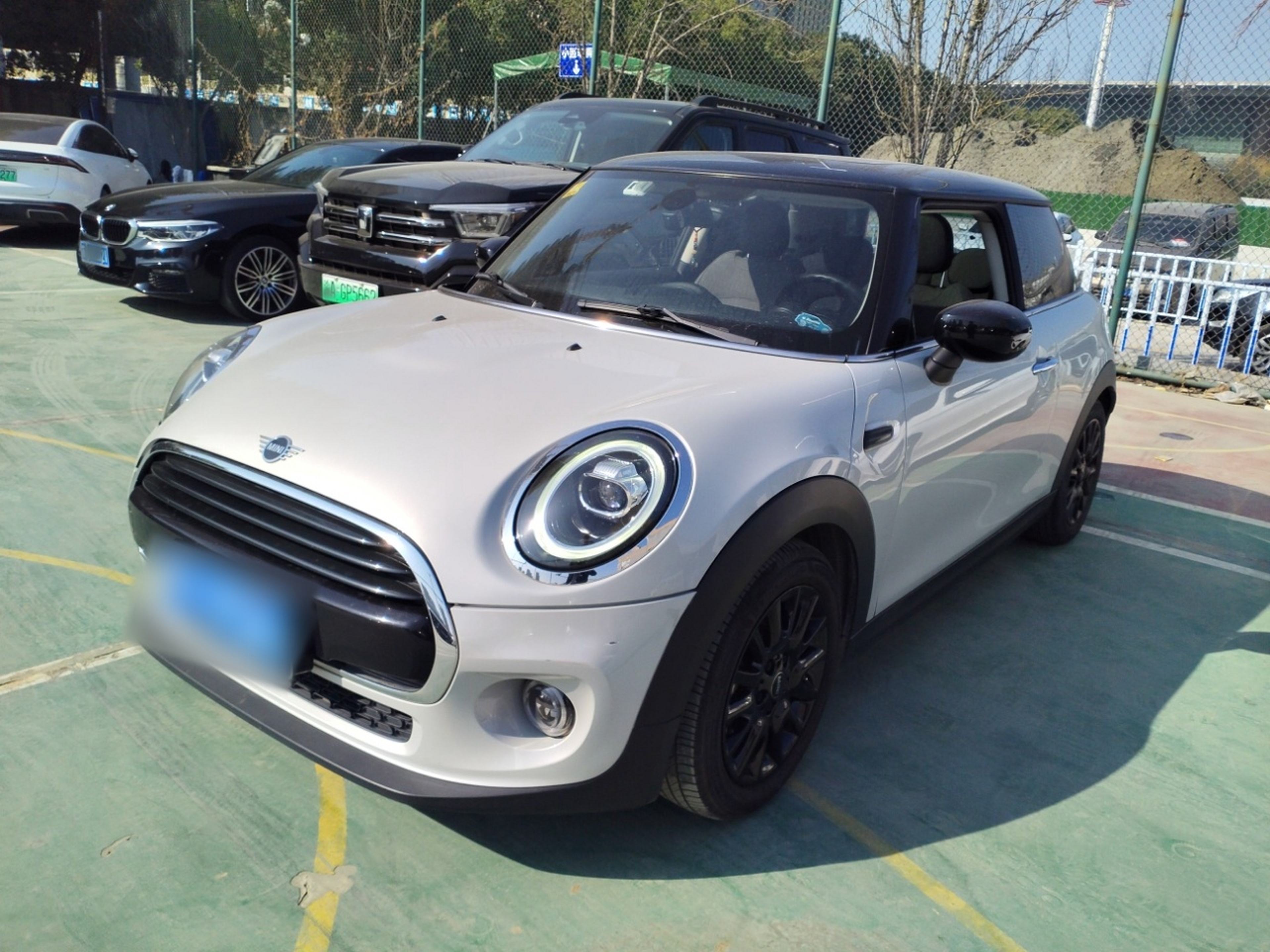 تحت مقدمة السيارة