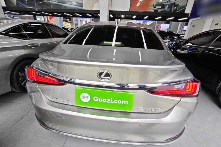 Used Lexus ES 2022 300h Deluxe Edition
