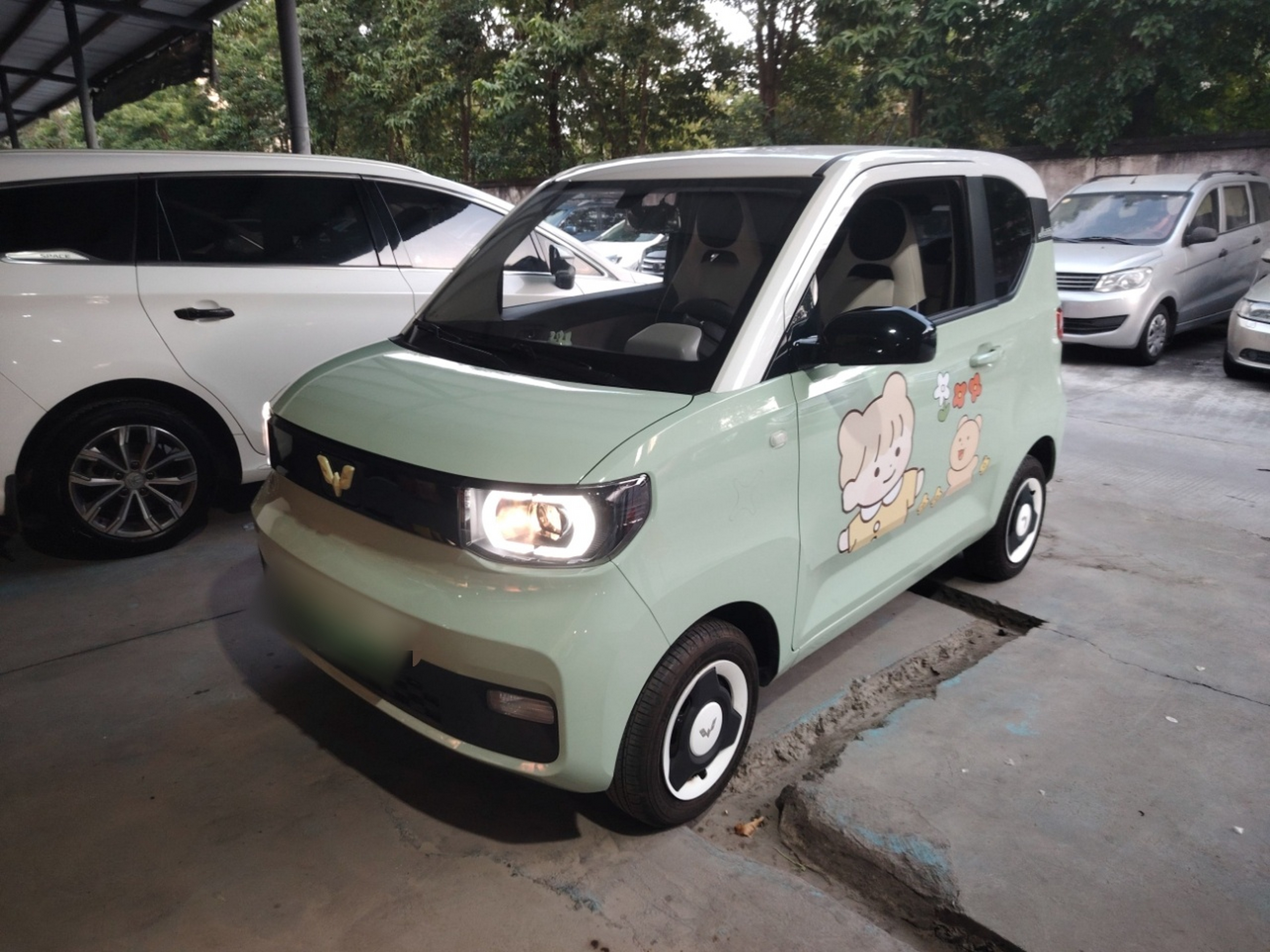 Под передней частью автомобиля