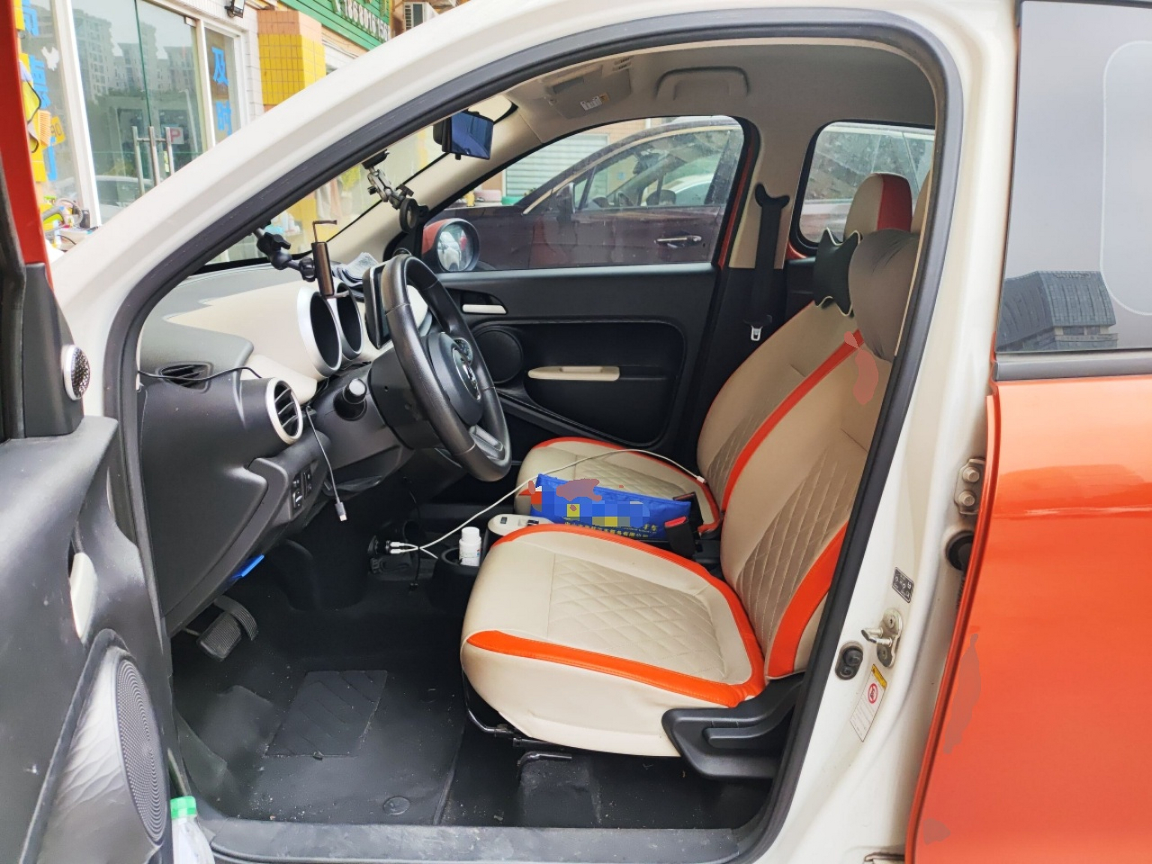 المقاعد الأمامية داخل السيارة