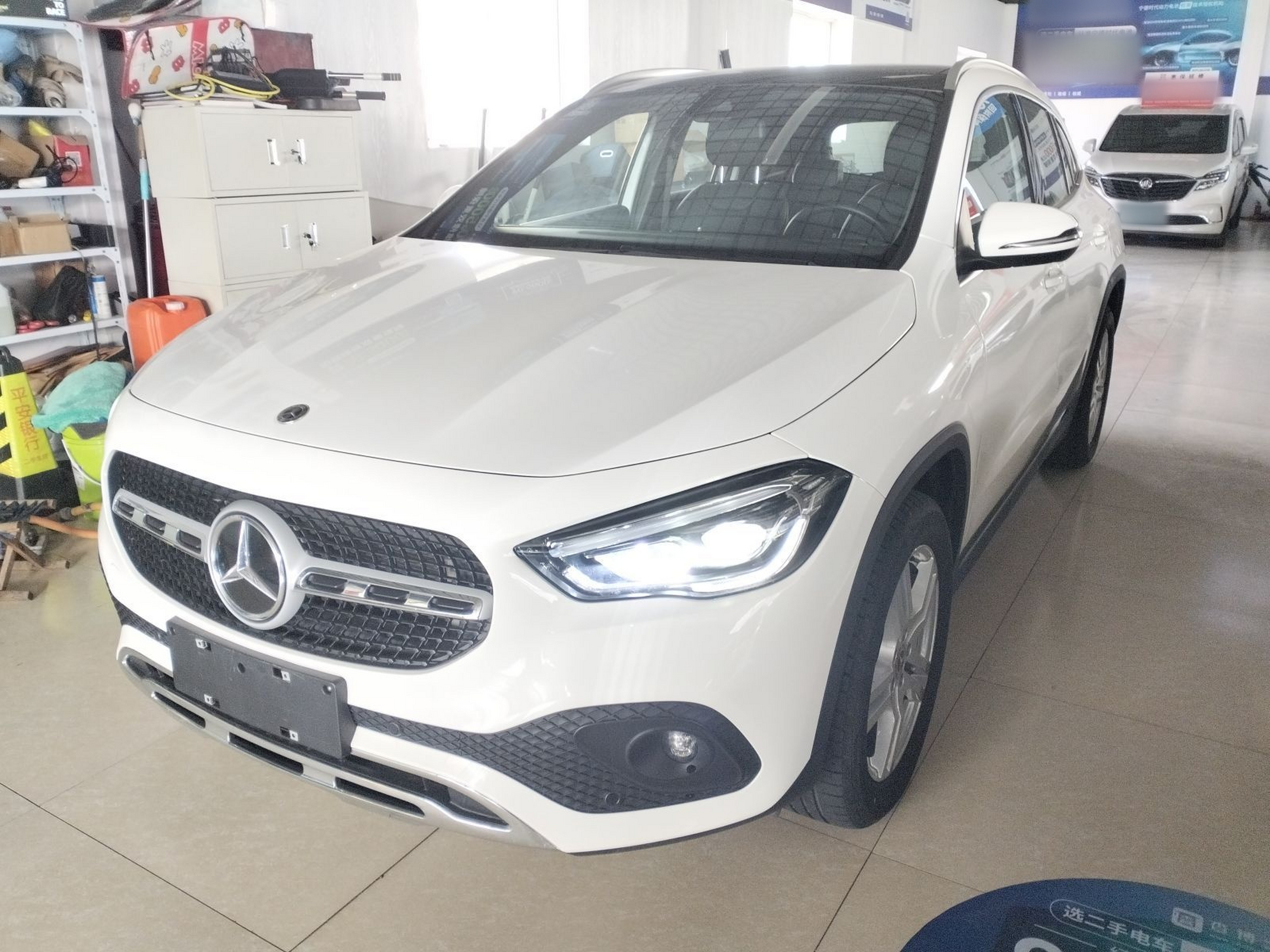 Под передней частью автомобиля