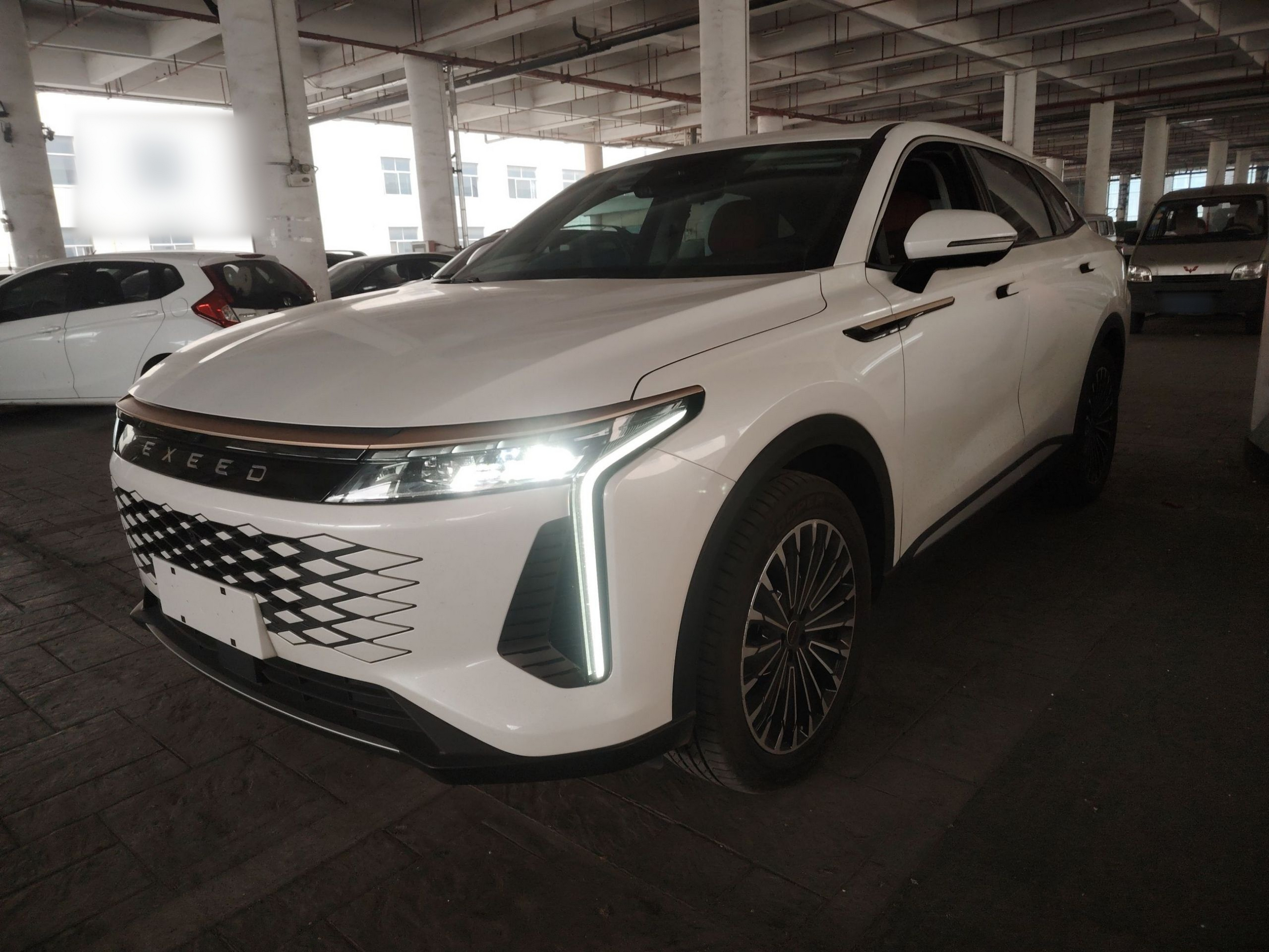 Под передней частью автомобиля